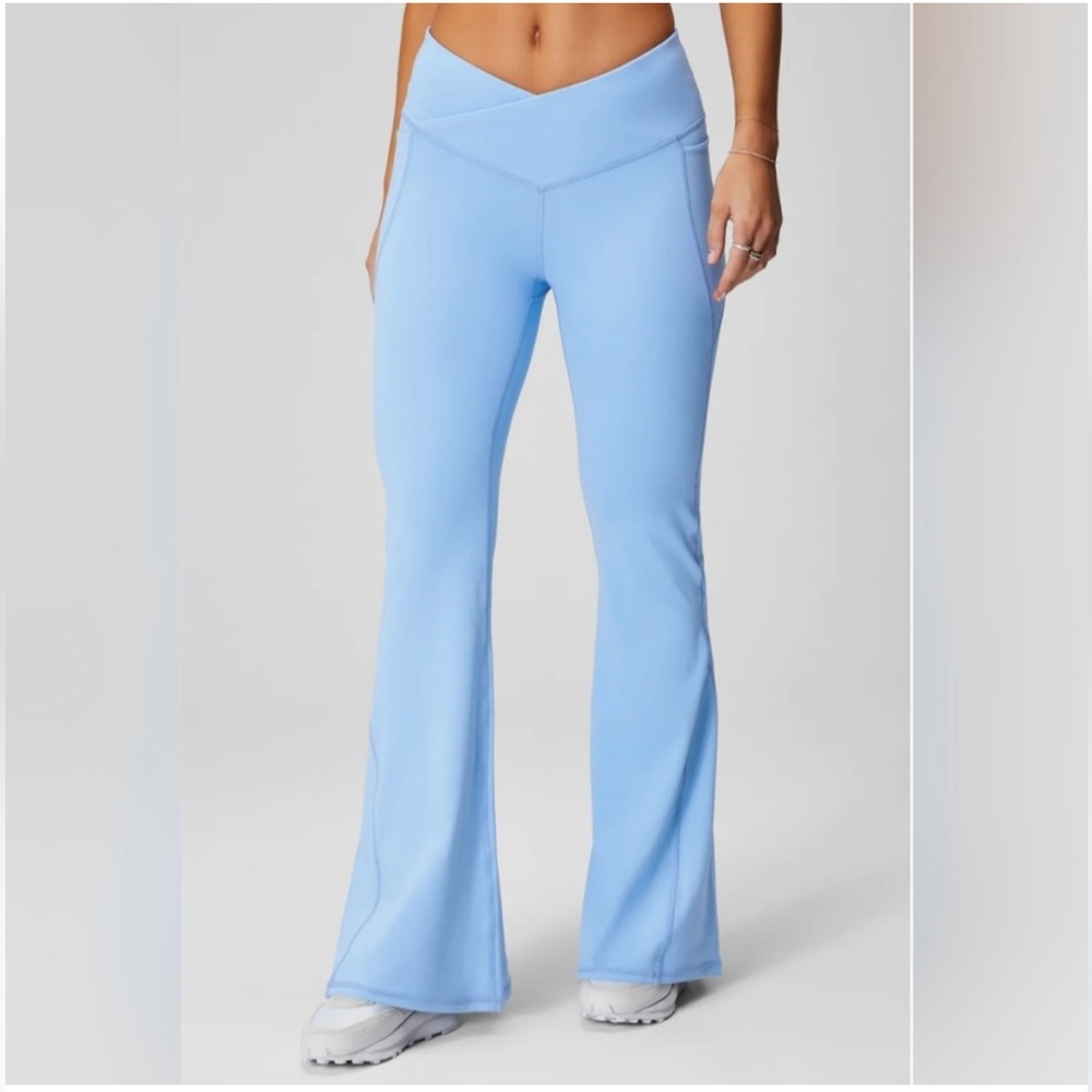 Fabletics PureLuxe | HIGH-WAISTED CROSSOVER
FLARE-SHORT | M/8 | BLUE BELL